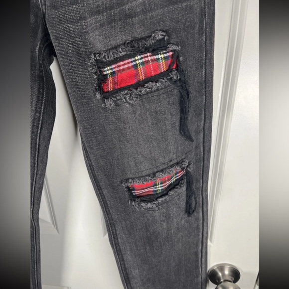 Kancan Distressed Plaid Patch Mom Jeans Black Wash Denim Size 24 - Picture 3 of 6